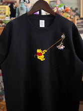 A102 - Winnie the Pooh Creative Pocket Graphic T-Shirt - 220g Heavyweight Pure Cotton Breathable Tee, Cute Cartoon Print Loose Fit Top