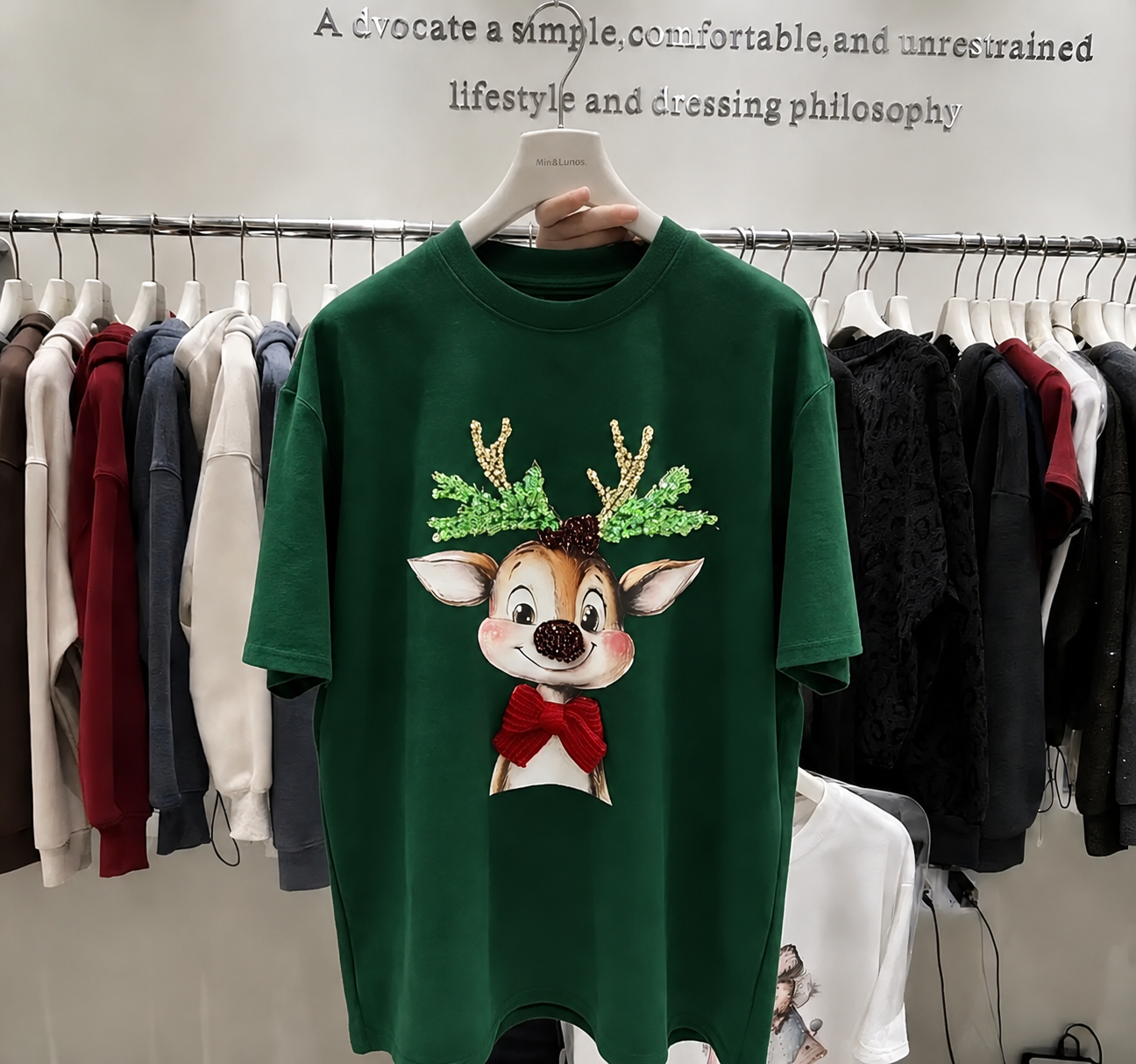 A260 - Handcrafted Beaded Reindeer Bow 220G Cotton Oversized T-Shirt