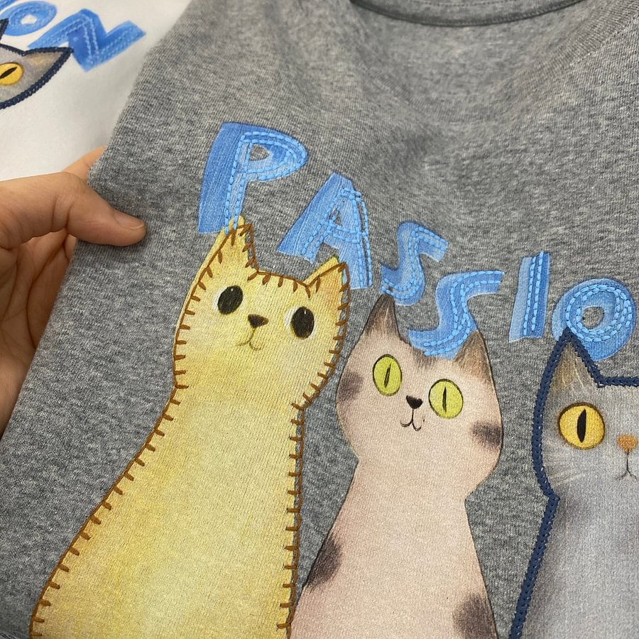A185 - "Three Kittens" Graphic Tee - Detailed Hand-Embroidered Accents - 220g Premium Heavyweight Cotton