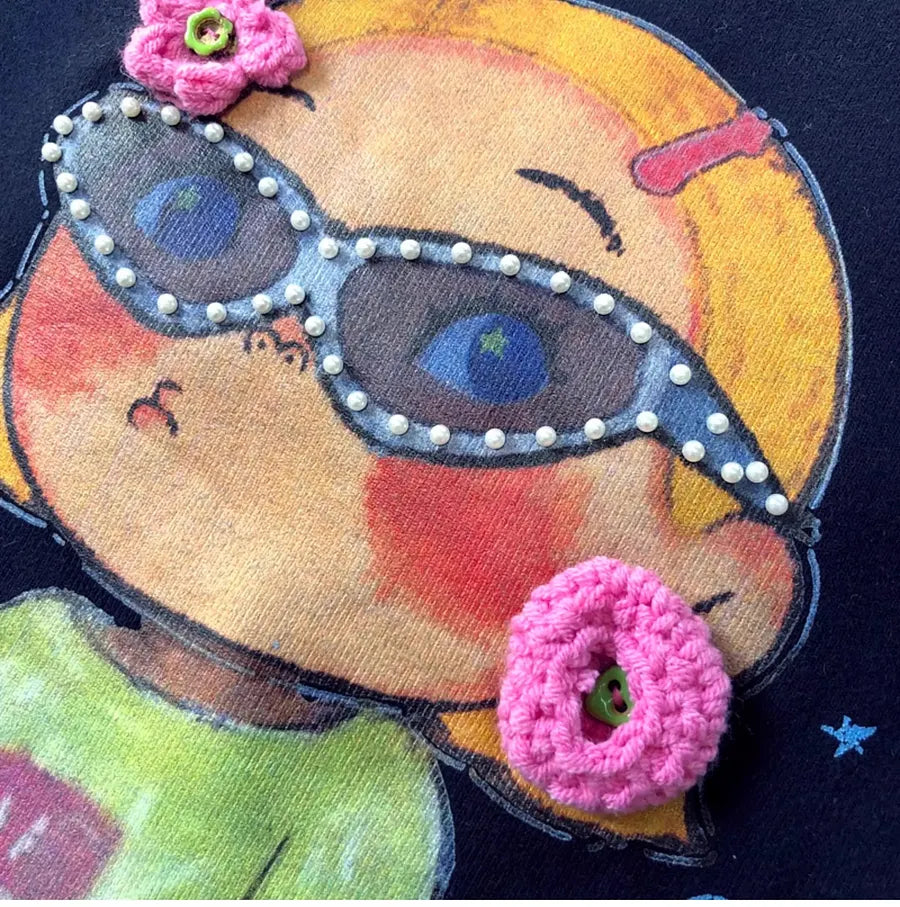 VINESU A12 - Le Monde Girl Oversized Tee with Rhinestone Sunglasses