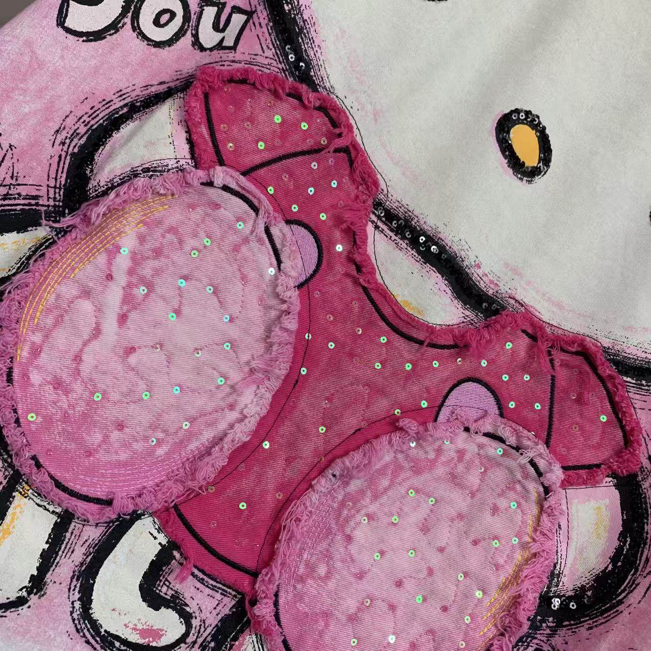 A250 - Washed Distressed Hello Kitty Graphic Oversized Appliqué T-Shirt – Streetwear Cotton Tee