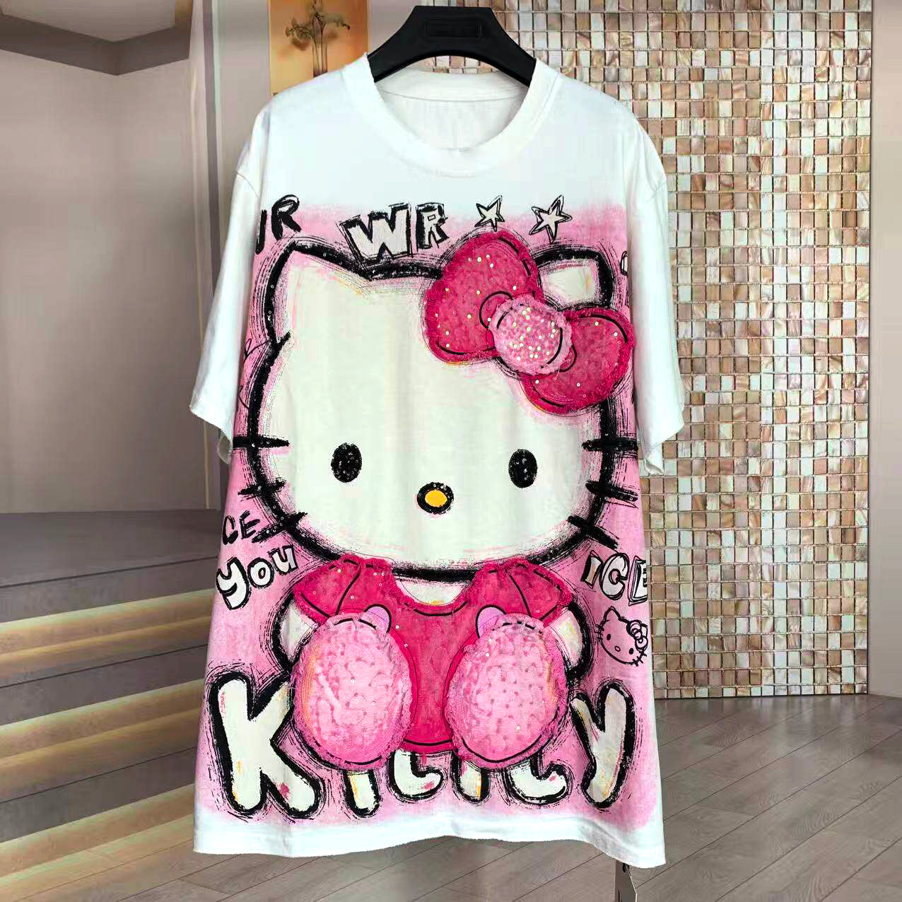 A250 - Washed Distressed Hello Kitty Graphic Oversized Appliqué T-Shirt – Streetwear Cotton Tee