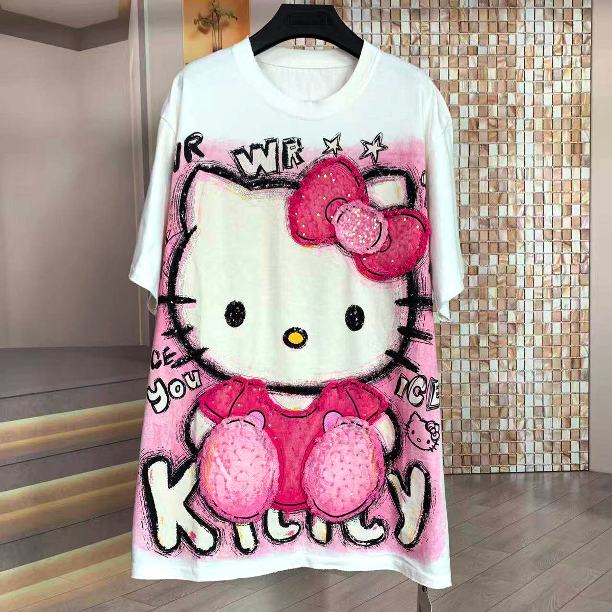 A250 - Washed Distressed Hello Kitty Graphic Oversized Appliqué T-Shirt – Streetwear Cotton Tee