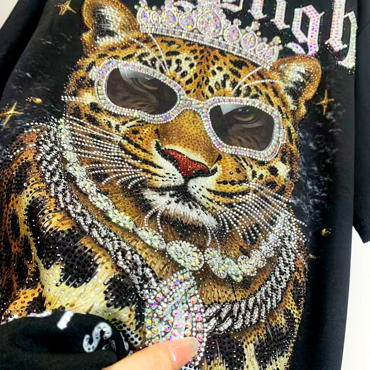 R8 - Oversized Cotton Crewneck T-Shirt with Bling Rhinestone Leopard Print - Wild Streetwear Top