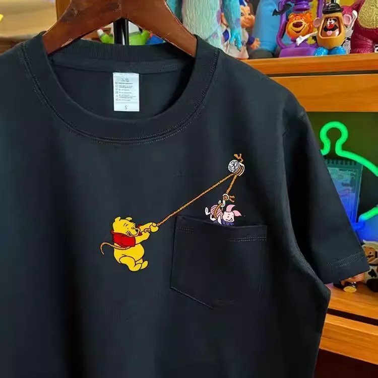 A102 - Winnie the Pooh Creative Pocket Graphic T-Shirt - 220g Heavyweight Pure Cotton Breathable Tee, Cute Cartoon Print Loose Fit Top