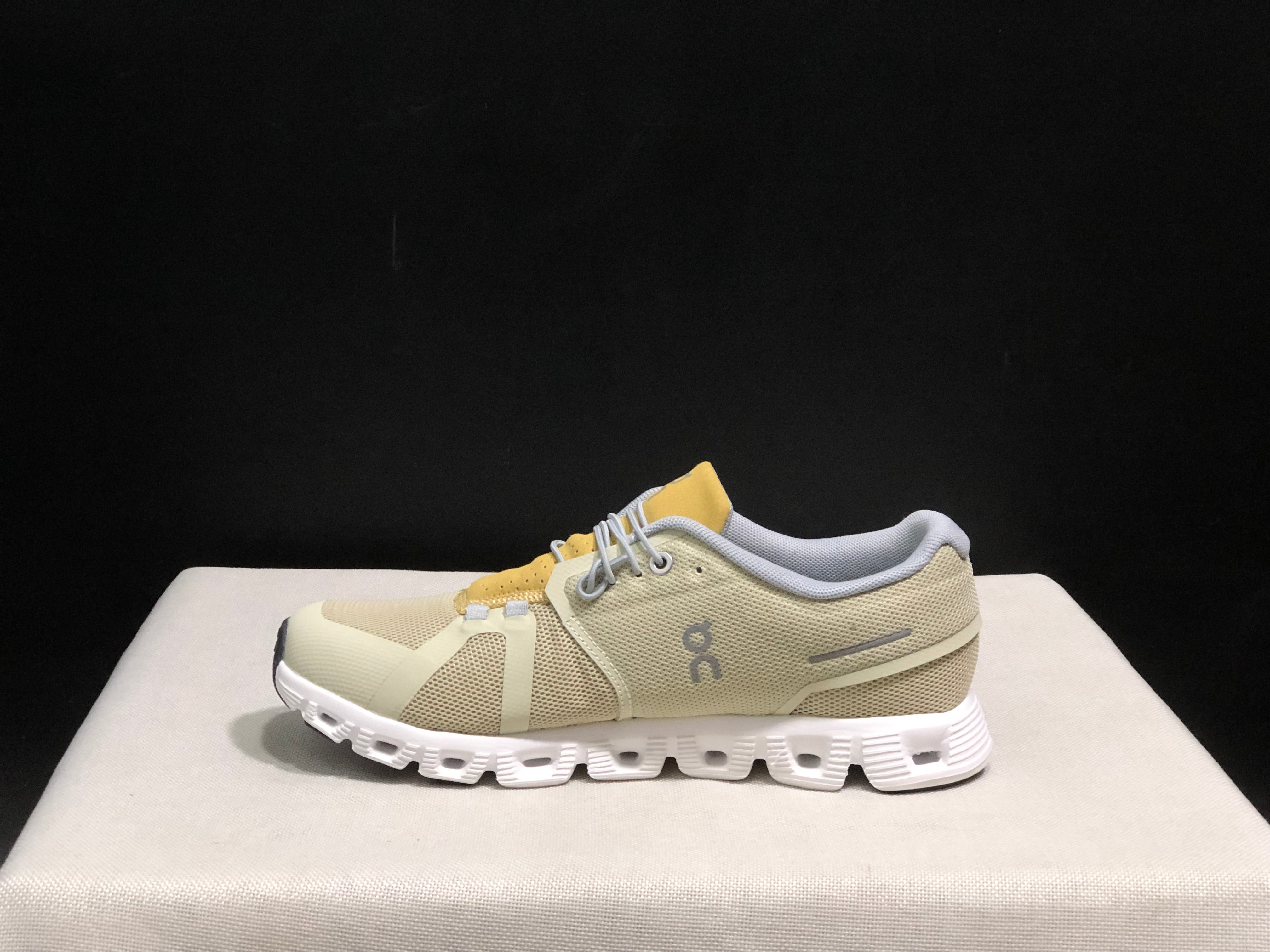 On Cloud 5 light brown