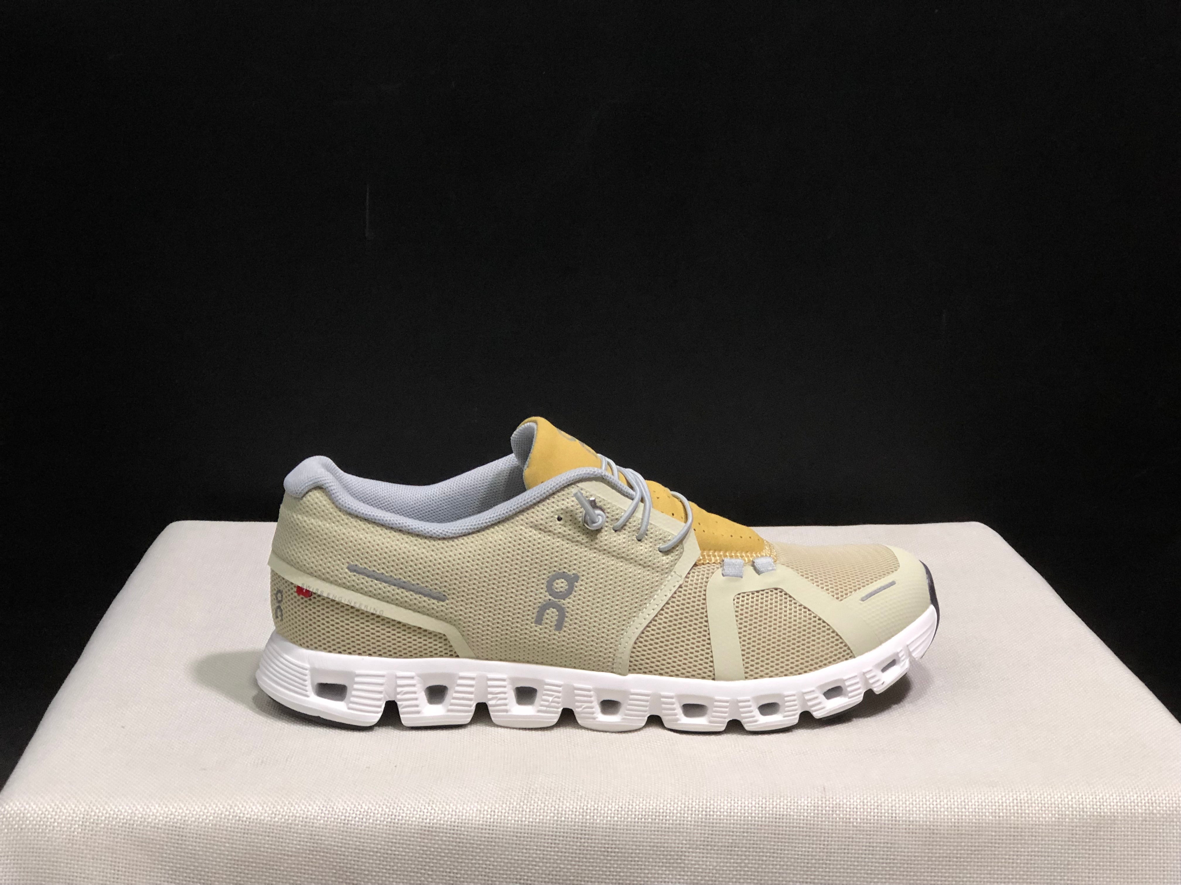 On Cloud 5 light brown