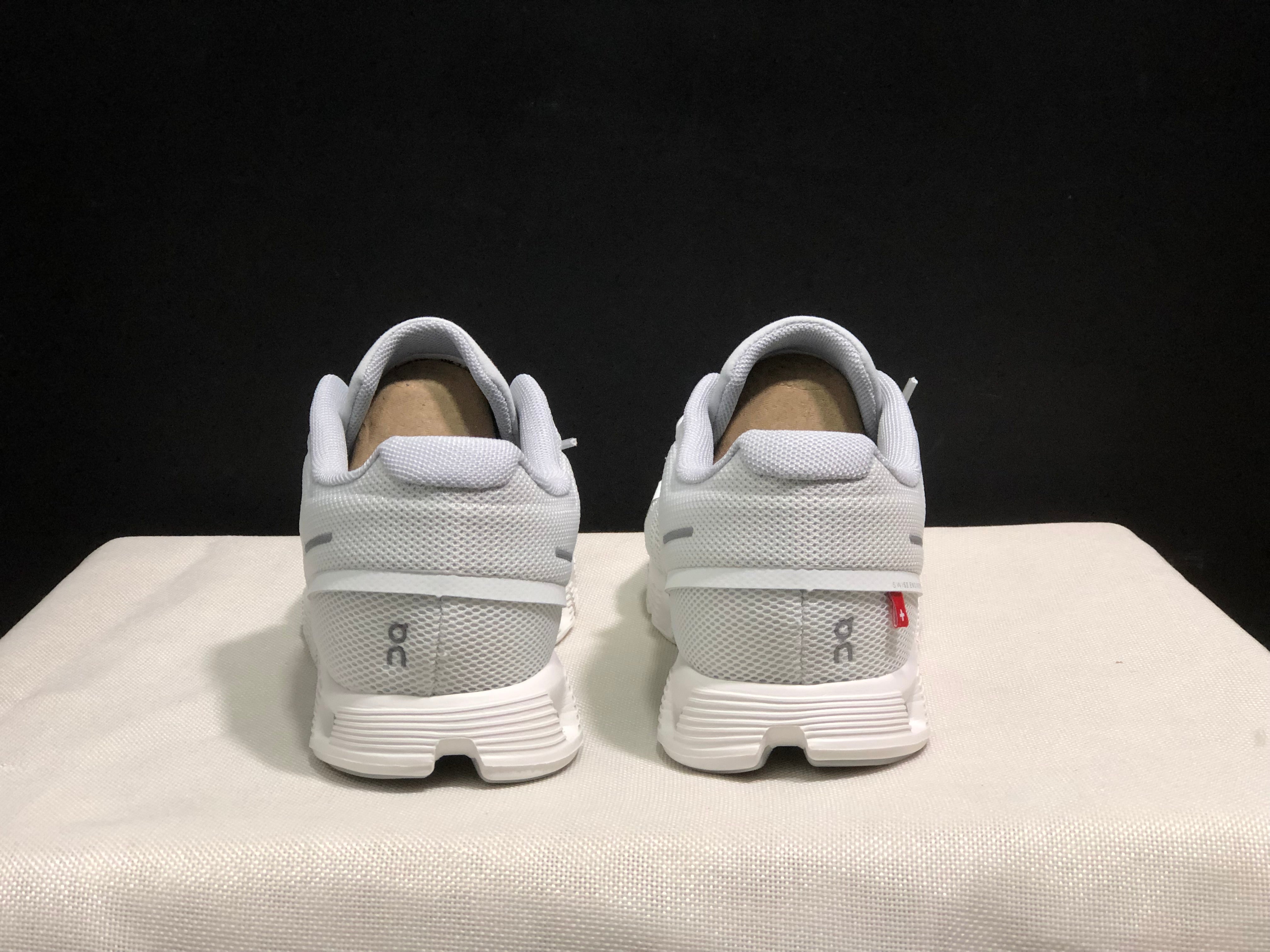 On Cloud 5 ice white