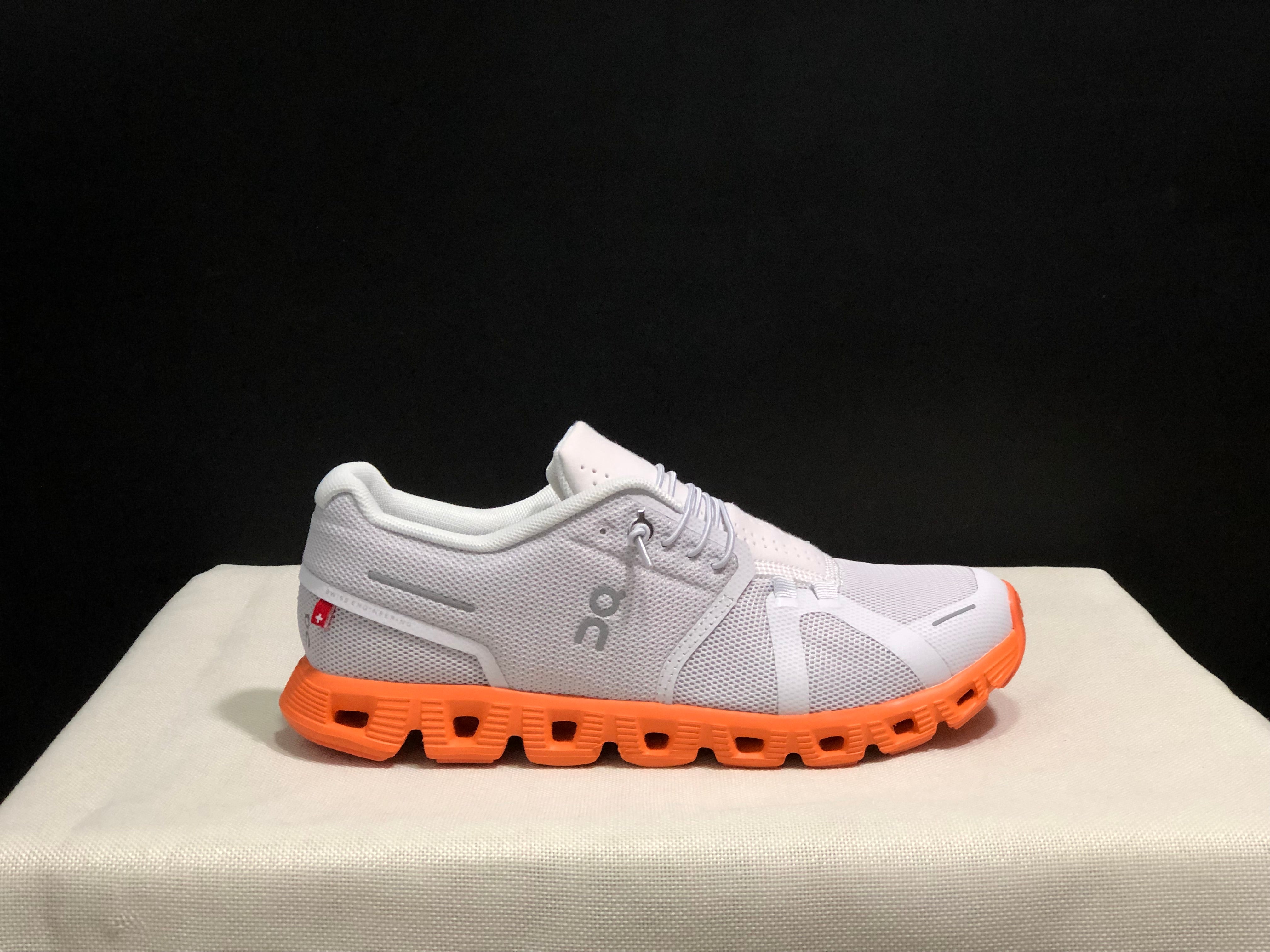 On Cloud 5 Mist white + burnt orange