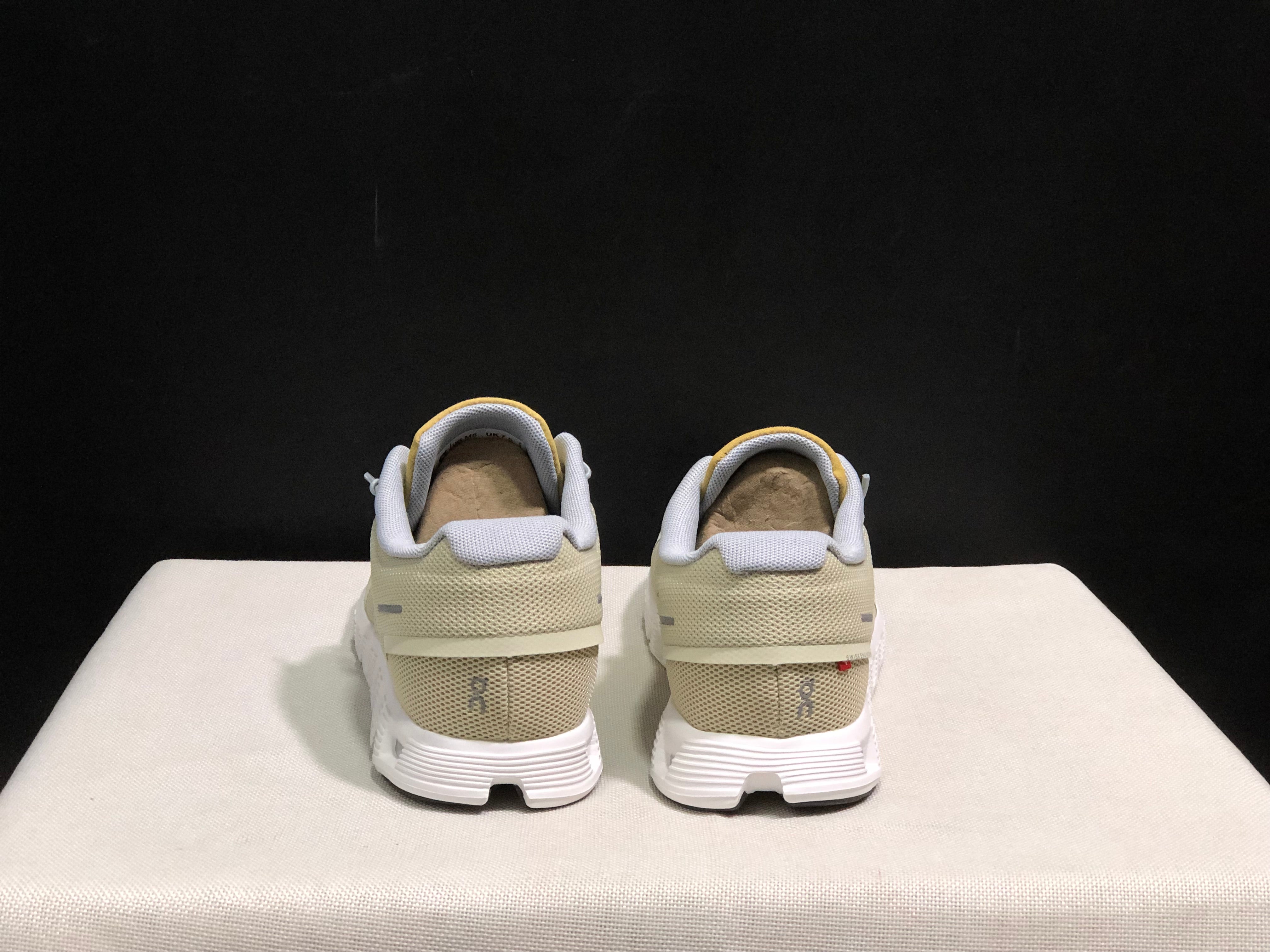 On Cloud 5 light brown