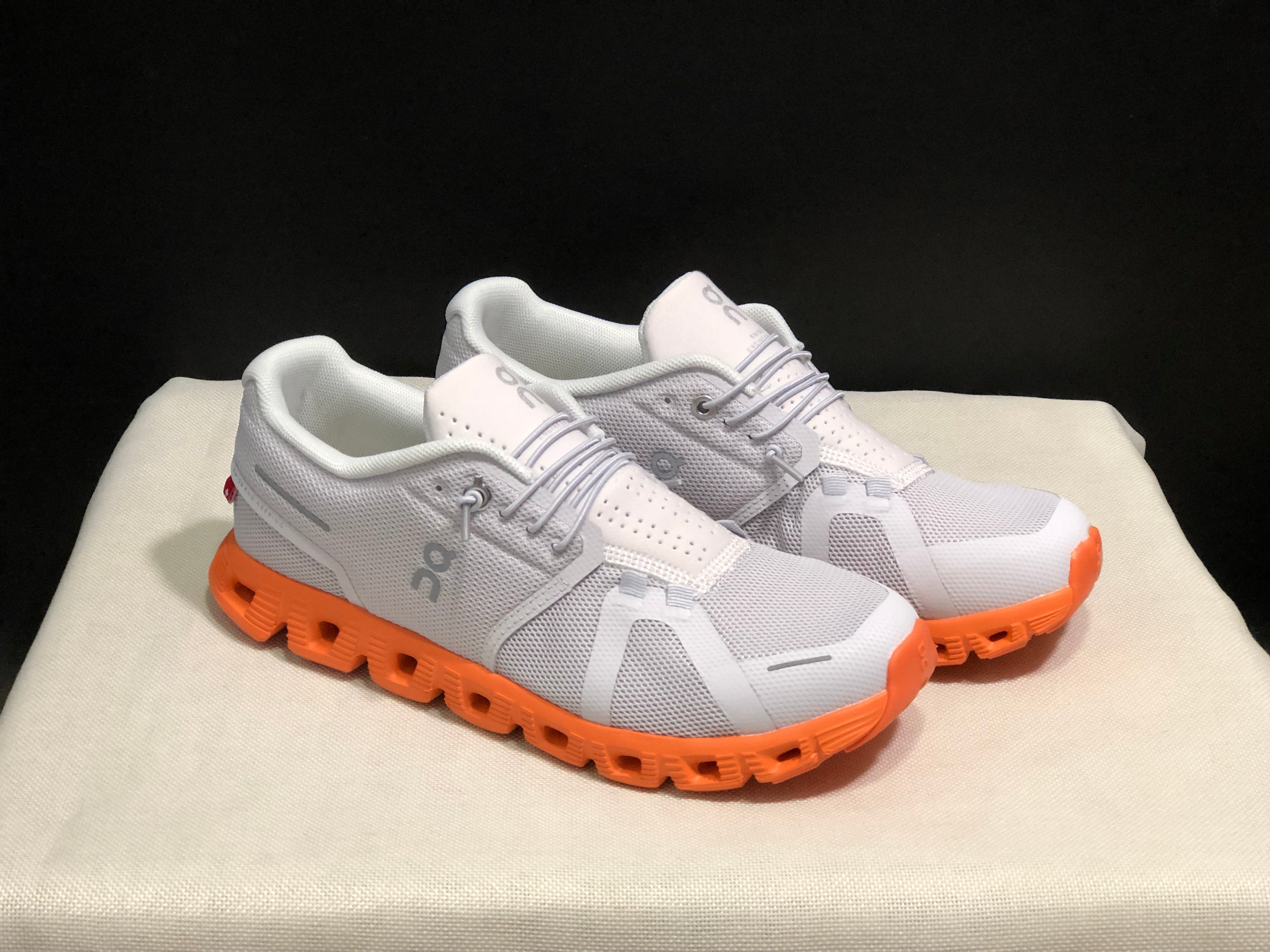 On Cloud 5 Mist white + burnt orange